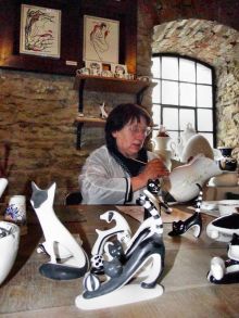 Ручная роспись изделий работа утомительная, но интересная и творческая (Польша)