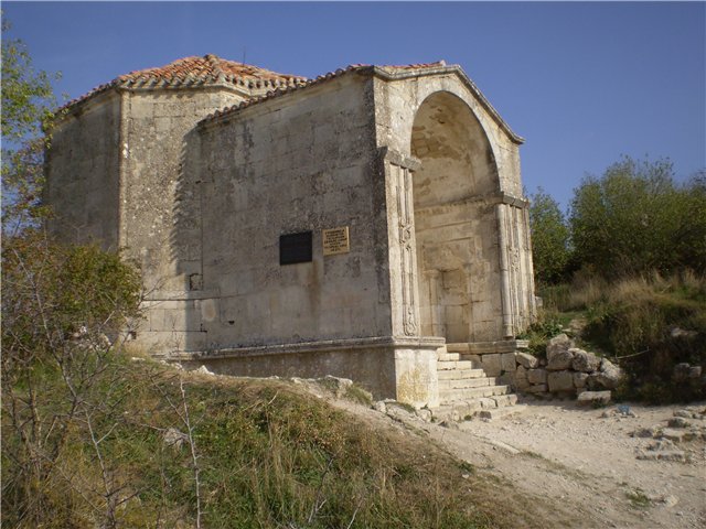 Фото достопримечательностей Крыма и ЮБК: Мавзолей Джанике-Ханым, вид сбоку