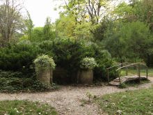 Клумба с хвойными со стороны мостика (Одесса и область)