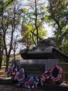 Памятник-танк, установленный в сквере Победы в память об освобождении Симферополя 13 апреля 1944 года частями 19-го танкового Краснознаменного Перекопского корпуса (Крым)