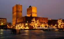 Осло. Ратуша в ночной подсветке