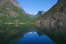 Фьорды на берегу озера (Страны Скандинавии)