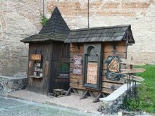 Касса при Луцком замке выполнена в соответствующем стиле (Другие)