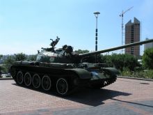 Танк в экспозиции военной техники в парке Ленкома (Донецк и область)