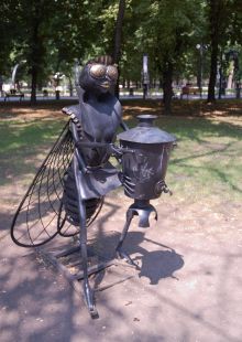 Парк кованых фигур. Муха-Цокотуха из одноименного произведения (Донецк и область)