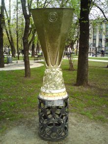 Кубок УЕФА. Тоже кованый и тоже в парке кованых скульптур (Донецк и область)