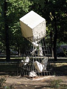 Одна из многочисленных скульптур на бульваре Пушкина (Донецк и область)