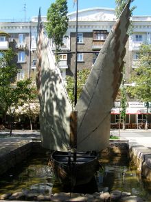 Фонтан-парусник на бульваре Пушкина (Донецк и область)