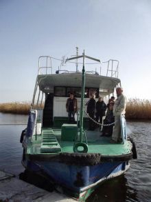 На таком речном трамвайчике отплыли в заросли плавней (Другие)