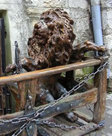 Кофейный лев у входа в «Золотой дукат» (Львов и область)