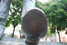 На подошве приподнятой ноги памятника нарисована фига. Вот такая шутка скульпторов (Киев и область)