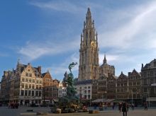 Рыночная площади Гроте Маркт и вид на Собор Девы Марии (Бельгия)