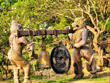 Гонг и колокола поддерживают статуи возле храма Святилища Истины