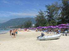 Пляж Патонг (Patong beach) считается наиболее шумным местом на острове (Тайланд)
