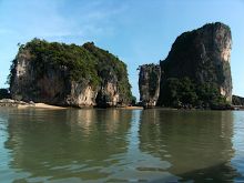 Уникальные скалы в заповеднике Ao-Phang-Nga на острове Джеймса Бонда