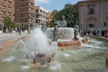 Фонтан на площади Святой Девы (Испания)