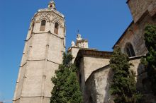 Высота башни Торре дель Мигелете 68 метров (Испания)