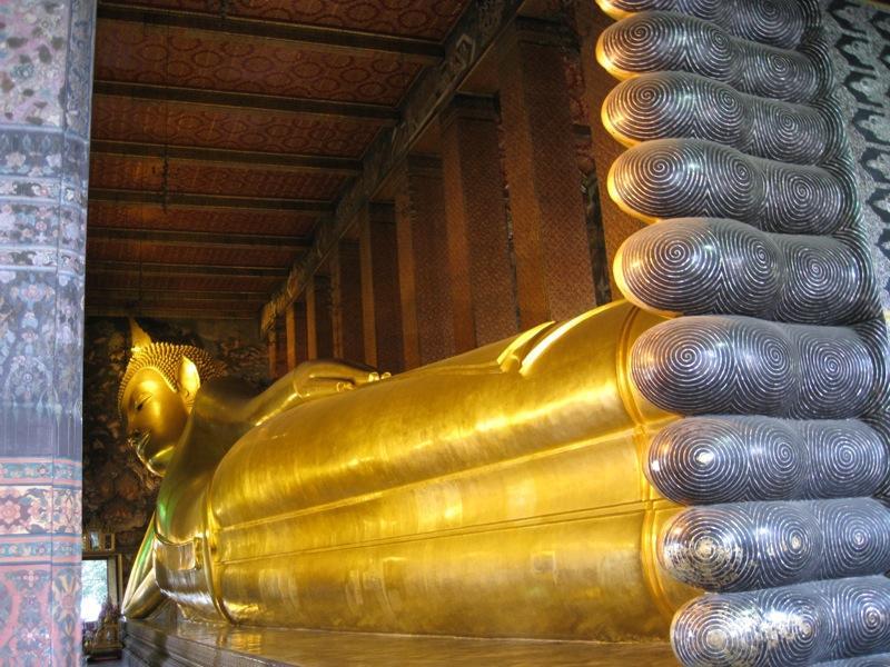 Фото достопримечательностей Таиланда: Огромная статуя лежащего Будды