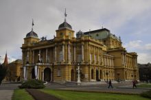 Архитекторами Загребского Театра были Фельнер и Гельмер, которые также были и архитекторами Одесской оперы (Хорватия)