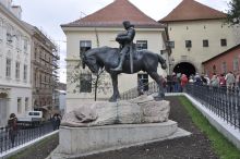 Святой Георгий над поверженным драконом. Скульптура находится у входа в Каменные Ворота (Хорватия)