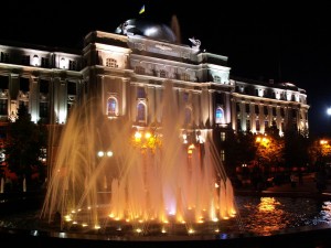 Южный вокзал и фонтан в ночной подсветке (Харьков и область)