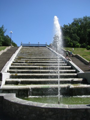 Фонтан-каскад. Почти такой же есть в Питерском Петергофе (Харьков и область)