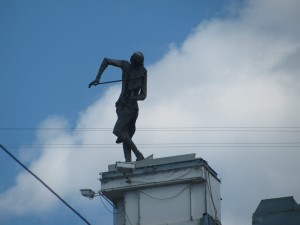 На площади Конституции обратите внимание на крышу одного из зданий. Там памятник всем людям искусства в образе скрипача. (Харьков и область)