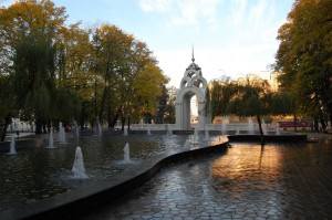 Фонтан "Зеркальная струя" - одна из визитных карточек Харькова (Харьков и область)