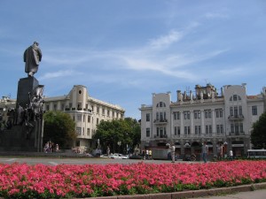 Памятник Т. Шевченка у входа в парк его имени и вид на дома на ул. Сумской (Харьков и область)