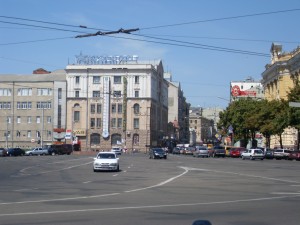 Здание "градусник" на пл. Конституции. Общепринятое место встреч (Харьков и область)