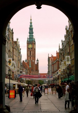 Вид из Зеленых Ворот на башню городской ратуши Гданьска (Польша)