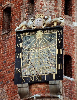 Солнечные часы на здании городской ратуши (Польша)