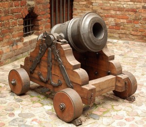 Пушки во дворе музея Большого Арсенала (Польша)