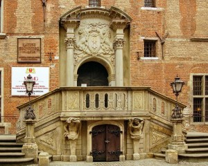 Главный вход старой ратуши (Польша)