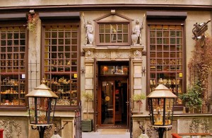 Сувенирный магазин с изделиями из янтаря на одной из торговых улиц Гданьска (Польша)