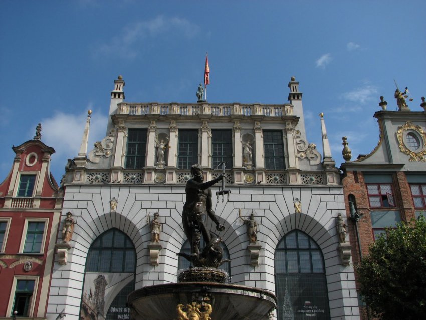 Фото достопримечательностей Польши: За фонтаном Нептуна Дворец Артуса