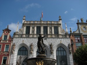 За фонтаном Нептуна Дворец Артуса (Польша)