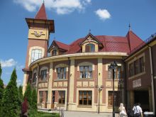 Любой город начинается с ЖД вокзала. В Ужгороде он вот такой необычный (Ужгород)