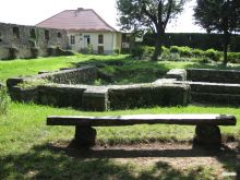 На месте костела в Ужгородском замке сохранился только его фундамент, напоминающий форму храма (Ужгород)