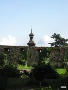 Вид на церковь без единого гвоздя через стены замка (Ужгород)