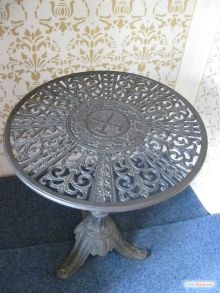 Кованый ажурный столик в краеведческом музее (Ужгород)