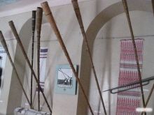 Экспонаты краеведческого музея. Трембиты - пастушеский духовой инструмент Гуцульщины (Ужгород)