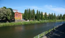 Речка Уж, по ту сторону берега Ужгородская филармония (бывшая синагога) (Ужгород)