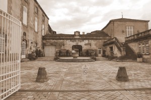 Замок Отард. В его подвалах выдерживаются 100-летние коньяки