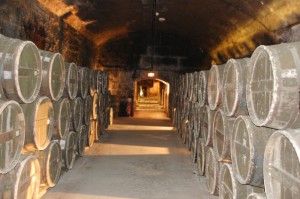 Подвалы замка Отард и бочки с коньяком (Франция)