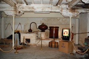 Музей в замке Отард. Здесь поведуют об истории края, особенностях производства коньяка в старину (Франция)