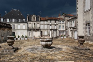 Двор средневекового замка Отард (Франция)