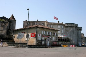 Замок со стороны улицы (Франция)