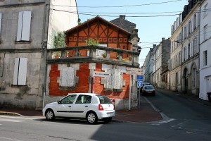 Почти во всех домах в городке закрывают окна ставнями. Так повелось еще издавна, когда в каждом доме делали свой коньяк и дабы соседи не выведали семейную тайну производства (Франция)