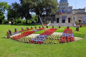 Цветочные часы действующие. Стрелка указывает на столбики-циферблат (Франция)